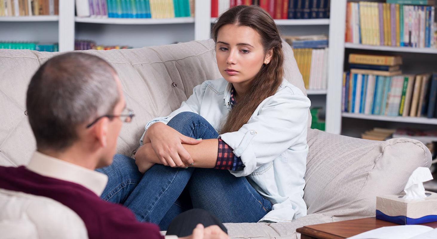 Консультация с подростком. Консультация психолога. Подросток у психолога. Психотерапевтическая помощь. Беседа с психологом.