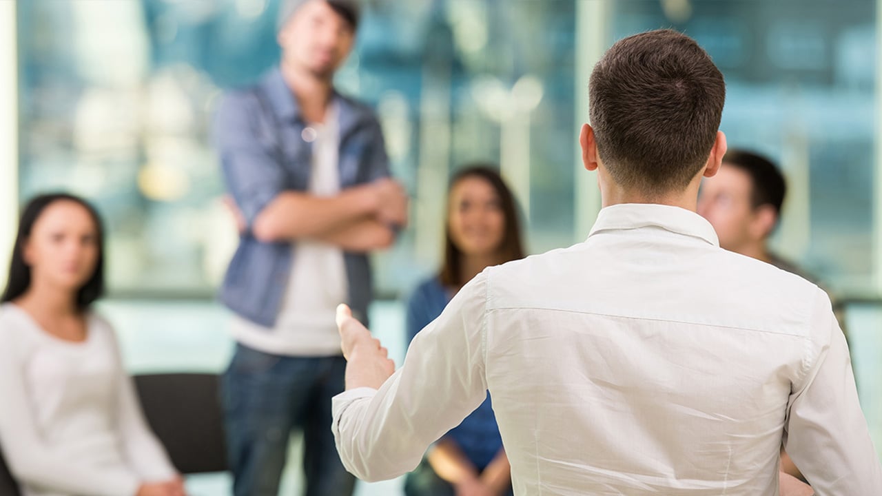 процесс обсуждения. молодые бизнесмены. поступление в университет. анкетирование людей. команда за компьютером.